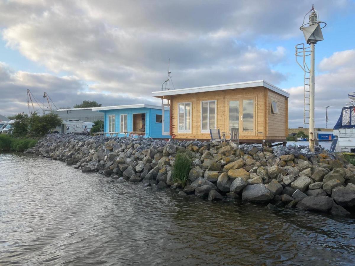 Waterhuisjes Op De Pier Van Lauwersmeerplezier! Lauwersoog Exterior foto